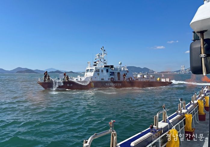 사천해경이 23일, 수우도 북방 인근해성에서 낚시어선 화재발생 사고를 가정한 3분기 수난대비 기본훈련을 실시했다