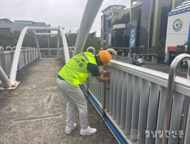 거제시, 가을철 강풍 대비 육교현판 안전점검 실시