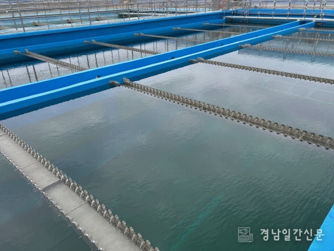 수돗물 정수처리 중인 침전지 전경.