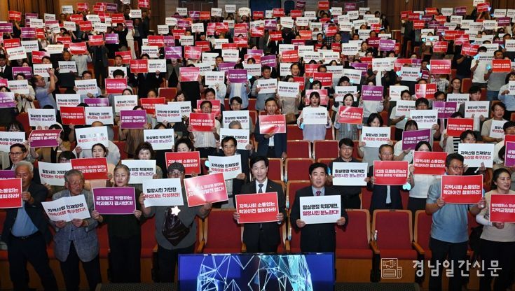 - 안병구 밀양시장이 밀양아리랑아트센터 대공연장에서 열린 2025 시민공감 토크콘서트에서 패널과 토론을 진행하고 있다.