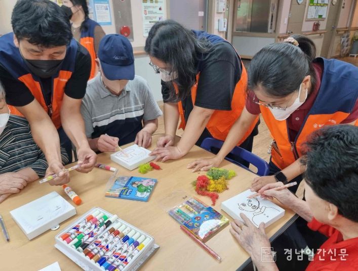 밀양시가족센터 나우누리 가족봉사단이 명성요양원을 방문해 어르신들을 위한 정서지원 봉사활동을 진행하고 있다.