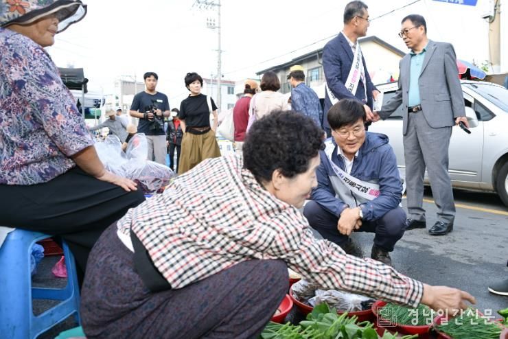 거제시, 변광용 시장 전통시장 찾아 민생회복 소비쿠폰 현장점검
