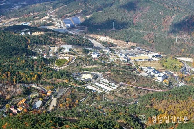 산청 필봉산 정상에서 바라 본 동의보감촌