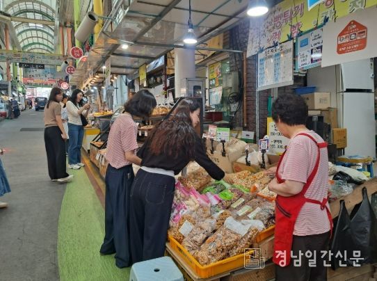 김해시복지재단-온돌봉사단, 추석맞이 전통시장 활성화 캠페인 진행