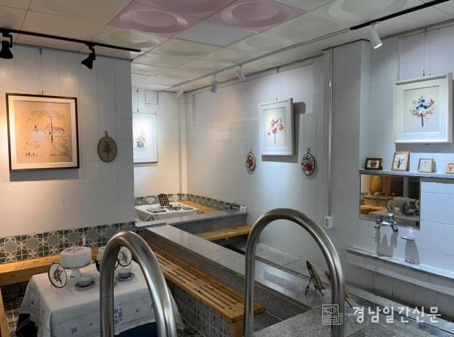 남해군 눈내목욕탕미술관, 입체자수 및 도자기 전시