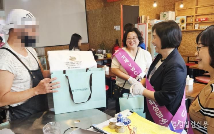 거제YWCA성폭력상담소, 2025 성매매추방주간 맞아 지역 상가 대상 캠페인 전개