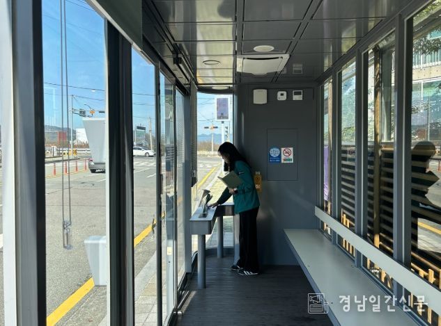 롯데인벤스 스마트복합쉼터 내부시설물 점검 모습