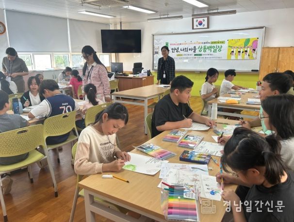 밀양시 상동초등학교 학생들이 상동 백일장 대회에 참가해 열심히 시와 그림을 표현하고 있다.