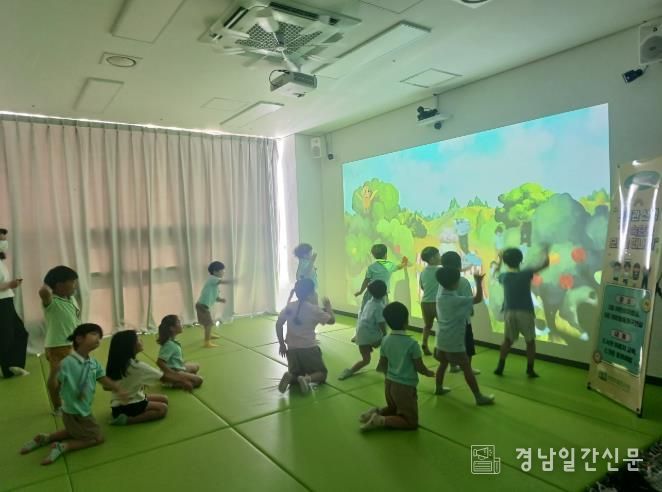 책 숲으로 소풍 가요, 사천시립도서관 견학 프로그램 인기