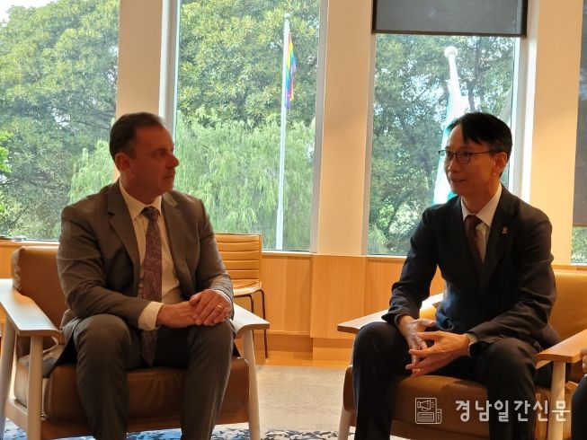 빅토리아주산업첨단제조장관콜린브룩스면담