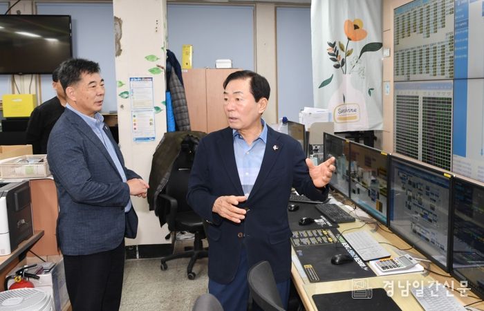 성낙인 창녕군수가 추석 당일 비상근무 현장을 찾아 근무자들을 격려하고 있다.