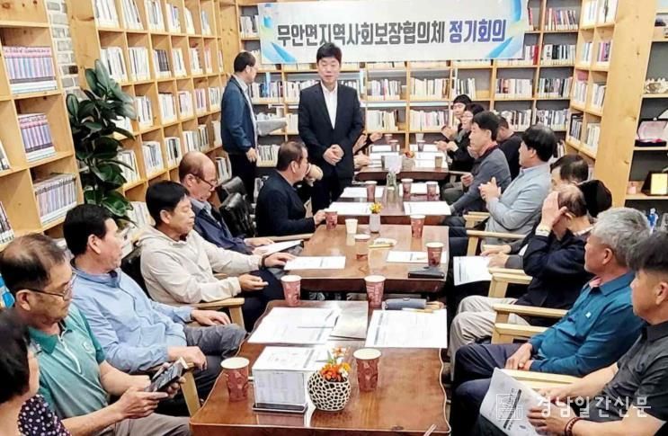 김진환 밀양시 무안면장이 무안면 사명북카페에서 열린 지역사회보장협의체 제4차 정기 회의를 진행하고 있다.