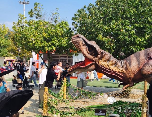 노후관광지 재생사업으로 입구부터 구석까지 새로운 볼거리 조성