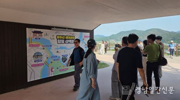용두산 생태공원 힐링 산책코스 안내도 앞에서 시민들이 산책 코스를 살펴보고 있는 모습