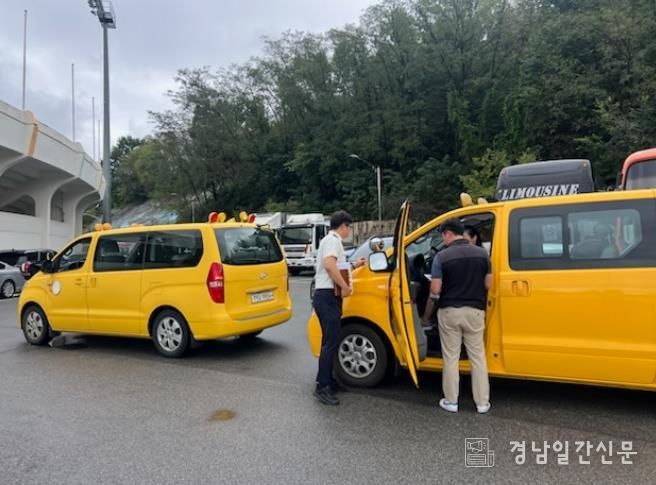밀양시, 한국교통안전공단, 밀양경찰서 관계자들이 16일 밀양시종합운동장 주차장에서 어린이집 통학버스 합동 안전점검을 실시하고 있다.