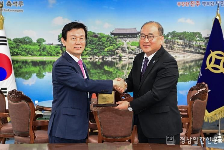 경남신용보증재단, 출연 우수市 선정 감사패 받아