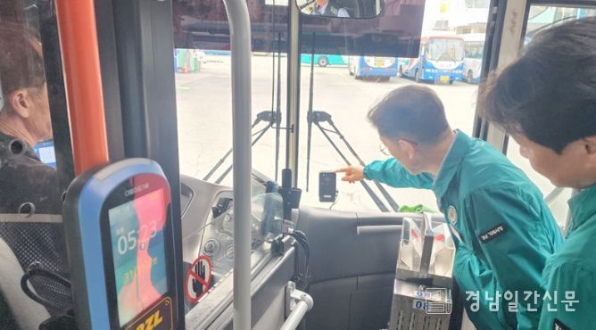 시내버스 AI 도로분석장치 부착