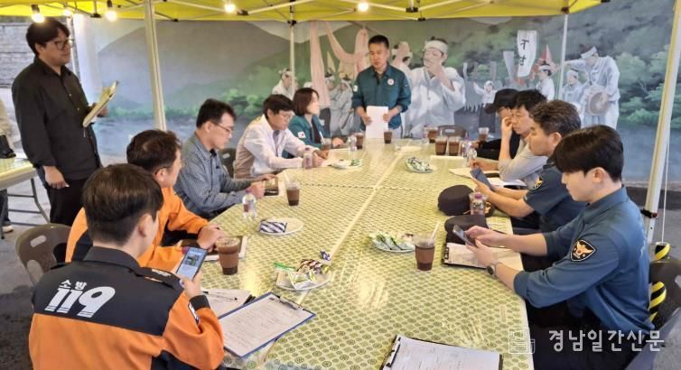 밀양시와 유관기관 관계자들이 ‘2025 밀양강, 시민과 유산을 잇다’ 행사장 점검 후 점검 사항을 공유하고 있다.