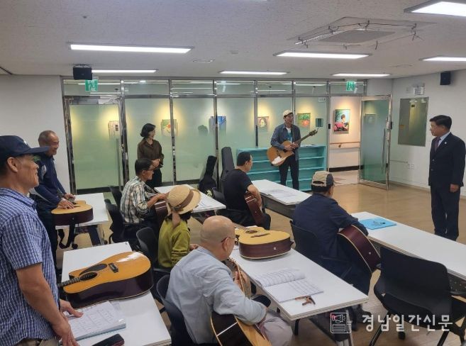 이상근 고성군수, 야간 주민강좌 현장 방문…시민 여가·배움 응원