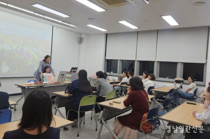 함안군립 칠원도서관 10월 일일 강좌‘맞춤 색상’성료