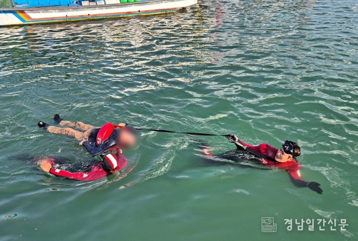 사천해경, 20일 삼천포구항에서 발생한 익수자를 사천구조대원들이 구조하고 있는 모습