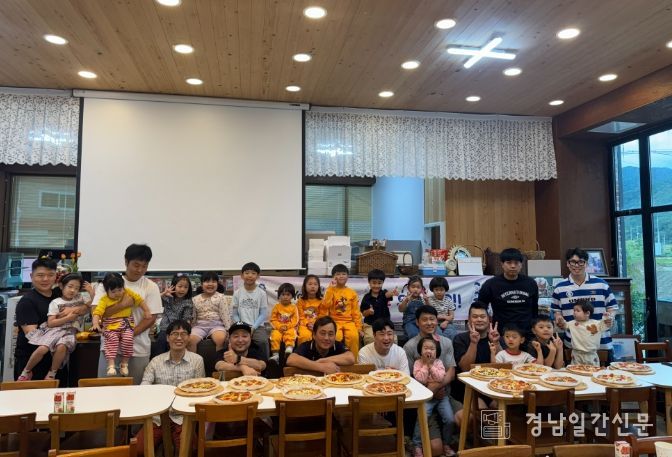 딸기농장에서 만든 특별한 가족 피자