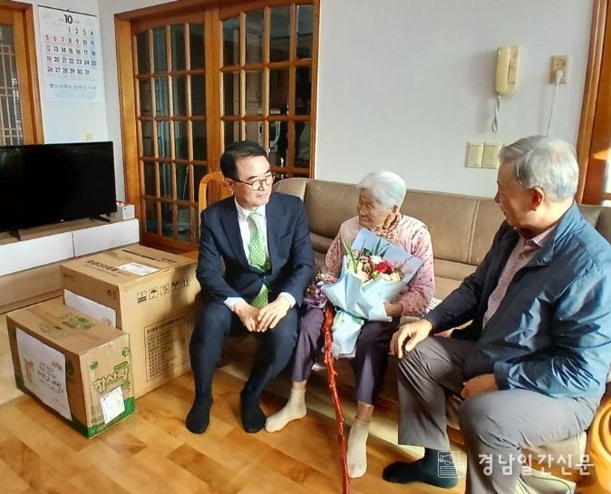 100세 어르신 장수축하물품 및 장수지팡이 전달