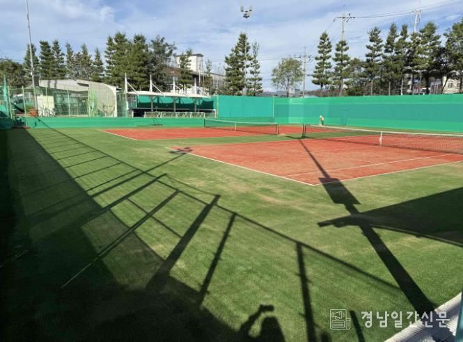 스포츠센터 부속 테니스장 인조잔디 코트(낮)