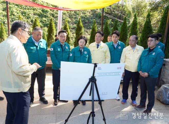 진주시의회 도시환경위, 석갑산 편백림·숲속의진주 현장점검