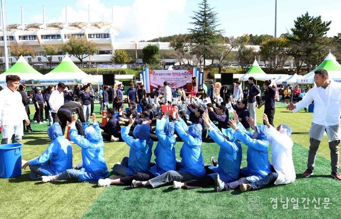 25일 밀양종합운동장 보조구장에서 열린 제5회 5개동 체육대회 행사 모습