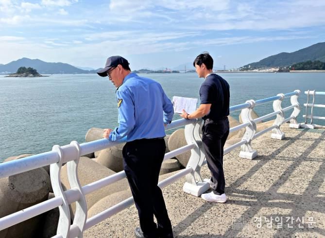 사천해경이 가을철 방파제 사고 예방을 위해 안전 점검 중인 모습