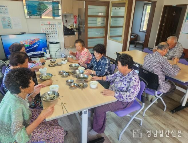 거제시, 240개 경로당에 테이블·의자 대대적 지원