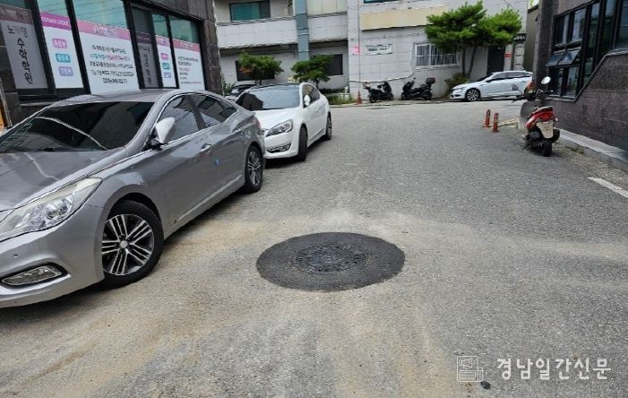 “덜컹거림·안전사고 막는다” 거창군, 노후 맨홀 뚜껑 보수