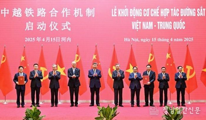 시진핑(習近平) 중국 국가주석이 4월 15일 오전 하노이 국제컨벤션센터에서 또 럼 베트남 공산당 서기장, 팜 민 찐 베트남 총리와 함께 '중국-베트남 철도협력 메커니즘' 출범식에 참석했다. (사진/신화통신)