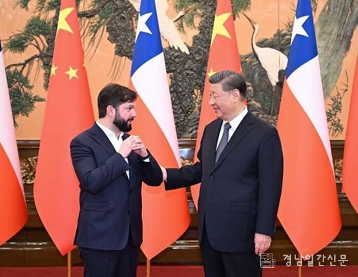 시 주석이 5월 14일 중국 베이징 인민대회당에서 가브리엘 보리치 칠레 대통령과 회견하고 있다. (사진/신화통신)