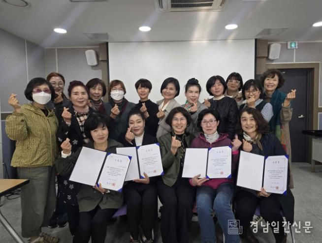 2025 여성성장클래스 멈추지 않는 도전 수료식 참여자들이 기념 촬영을 하고 있다.