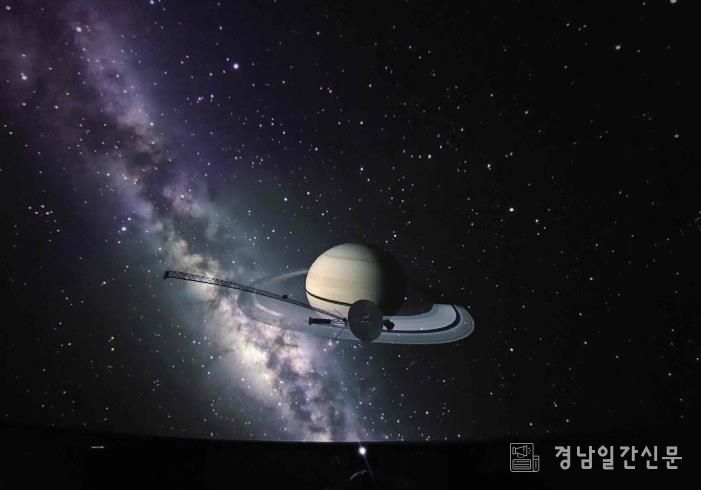 밀양아리랑우주천문대 천체투영관으로 구현한 보이저 1호 토성 근접 통과 모습