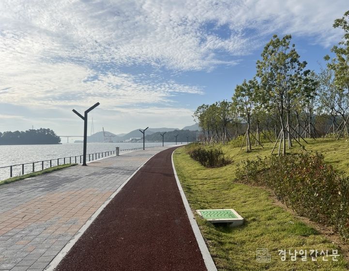 해양신도시 상부산책로, 에메랄드 그린웨이 맨발걷기, 웰컴스퀘어 광장