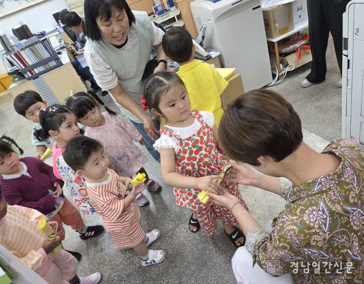 고사리 손으로 모은 우유팩으로 종량제 쓰레기봉투