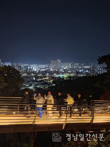 밀양시는 아리랑고갯길 일원에서 시민과의 현장 소통 프로그램을 마친 후 단체 기념 촬영을 진행했다.