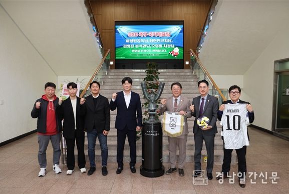 오명일차장, 김영진분석관, 최현연코치, 이창원감독, 홍태용 김해시장,