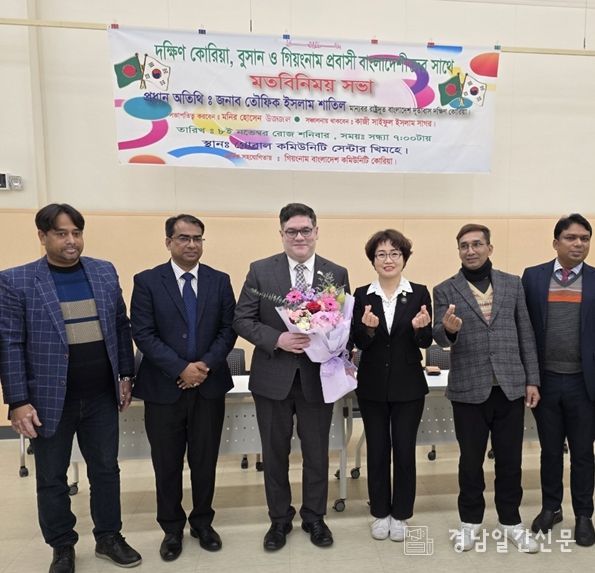 왼쪽부터 세 번째 주한방글라데시 토피크 이슬람 사틸대사, 네 번째 박종주 김해시 복지국장