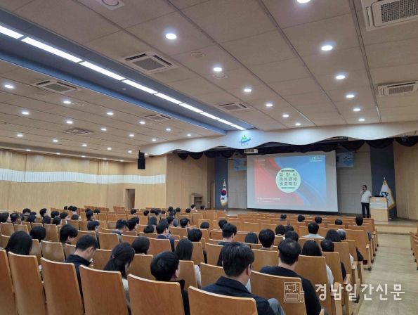 이호선 한국정책역량개발원 대표가 12일 밀양시청 대강당에서 열린 ‘국정과제 대응 밀양시 중점과제 발굴 특강’을 진행하고 있다.