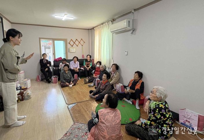 밀양시보건소 관계자가 지역 경로당을 방문해 진드기 매개 감염병 예방수칙을 안내하고 있다.