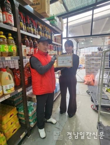 거제시정신건강복지센터, 연말 맞아 생명존중문화 확산 참여업소에 감사 홍보물 전달