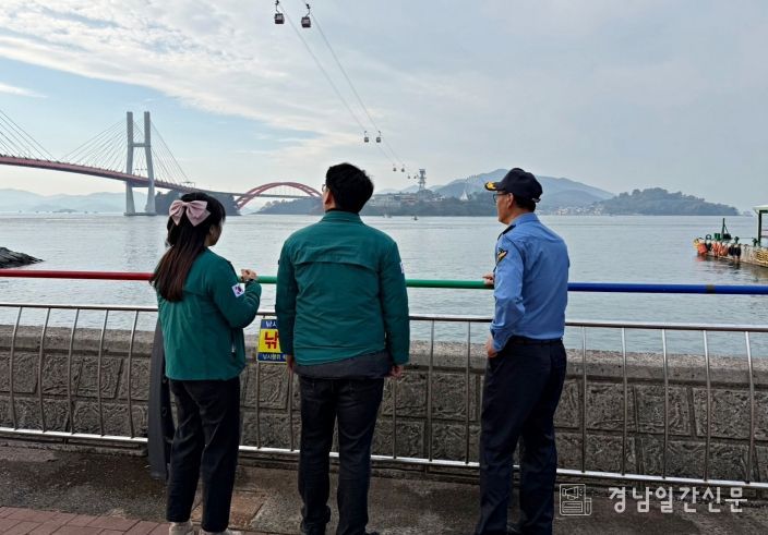 사천해경이 관내 연안 해역 위험구역을 대상으로 합동 점검 중인 모습