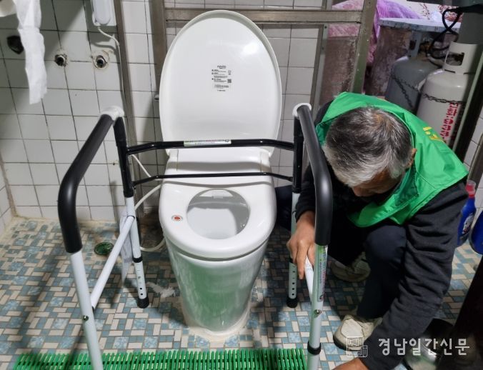 홀몸노인 댁 화장실 안전바 설치 사업