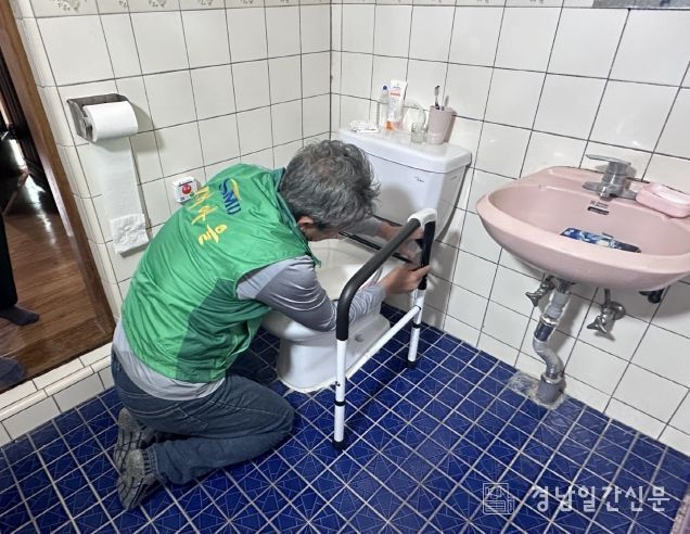 새마을지도자의령군협의회, 홀몸노인 사랑잇기 화장실 안전바