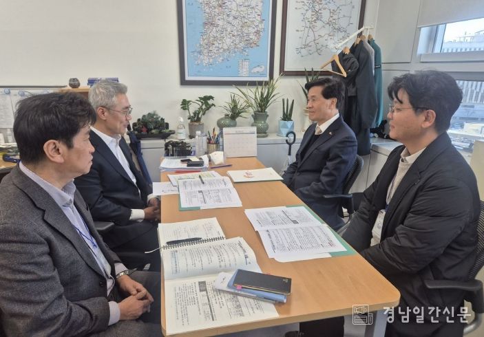 밀양시 관계자들이 8일 기획재정부 총사업비관리과를 방문해 주요 현안 사업을 건의하고 있다.