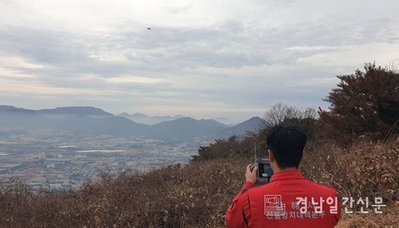 시 산불방지대책본부 직원이 열화상 드론을 활용해 산림 연접지 소각행위를 예찰 중이다.